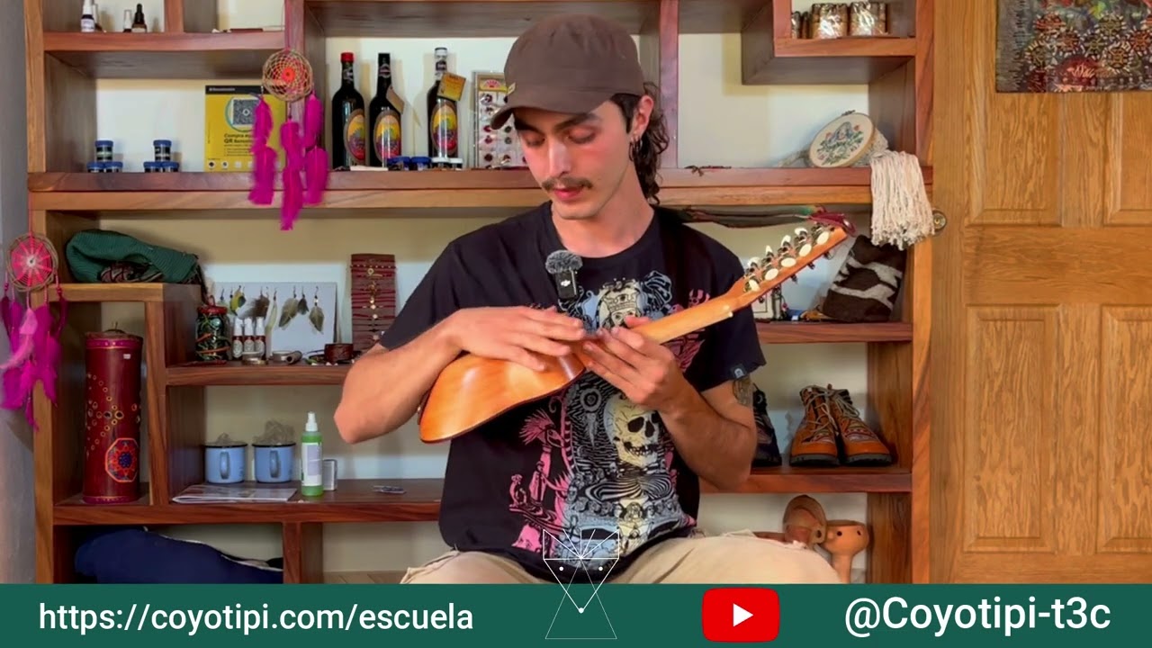 Andrés Zahory enseñando charango