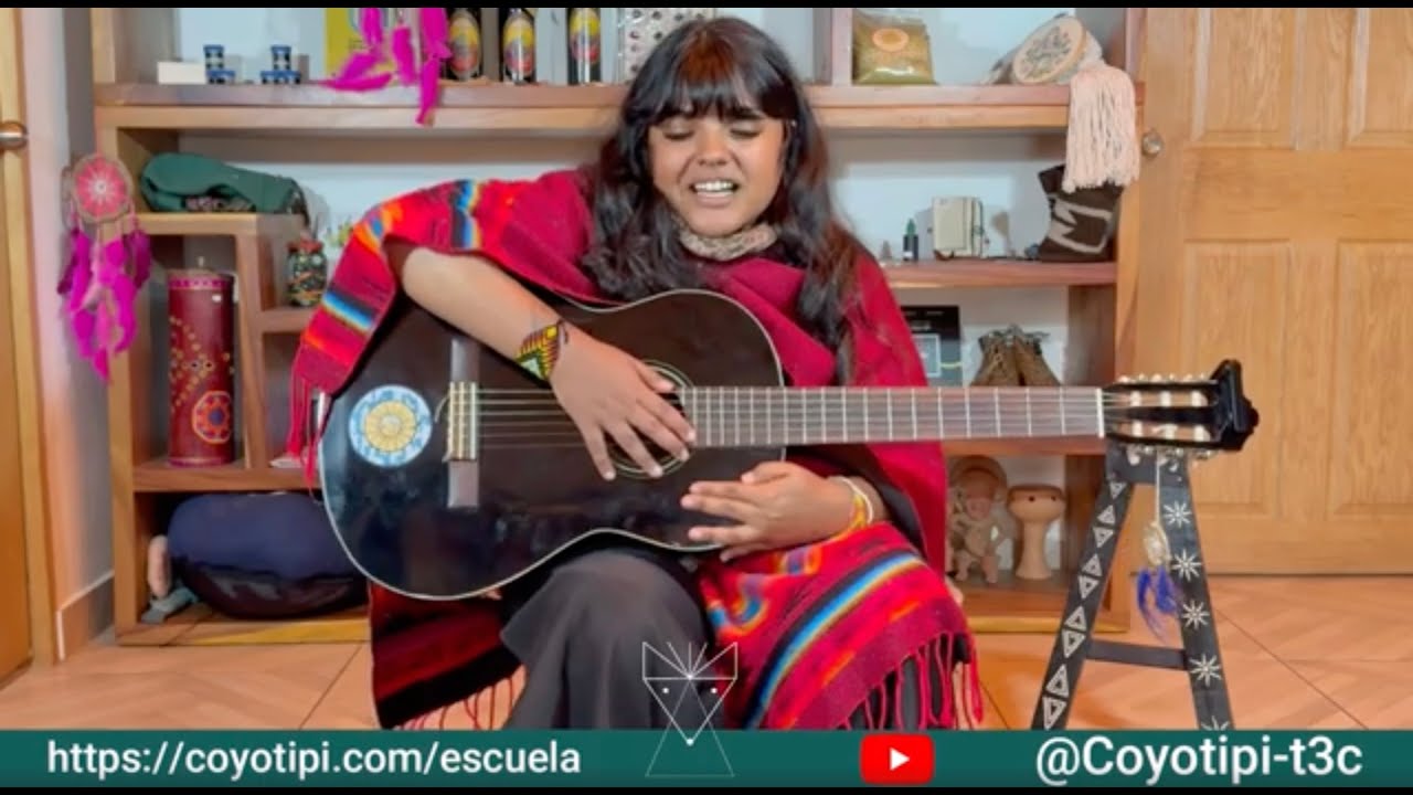 Sofía del Mar con su guitarra en una enseñanza de la escuela